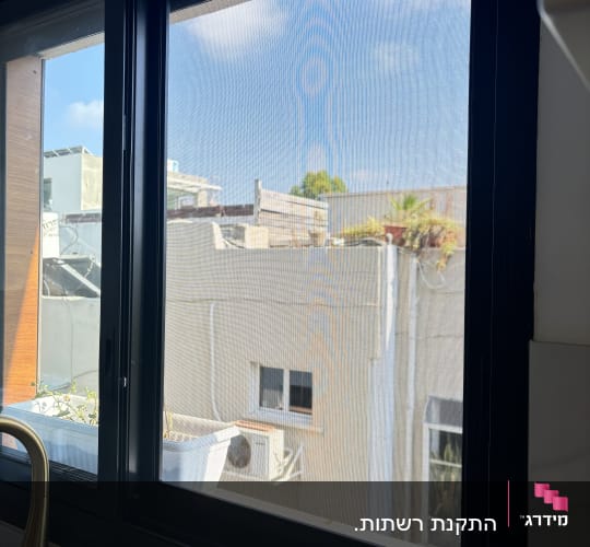 חלון אלומיניום עם מסגרת שחורה ורשת שקופה